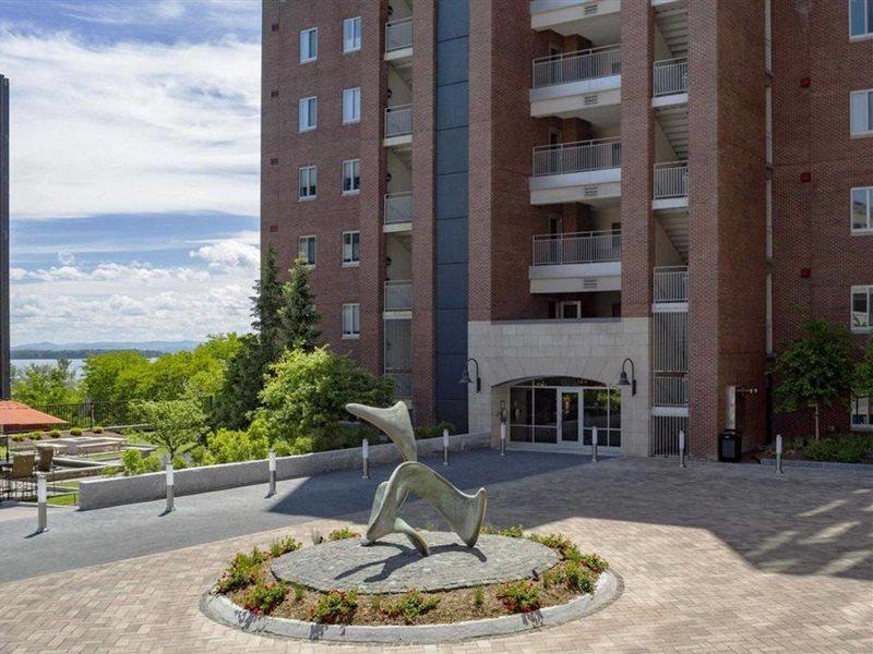 Courtyard Burlington Harbor Hotel Bagian luar foto