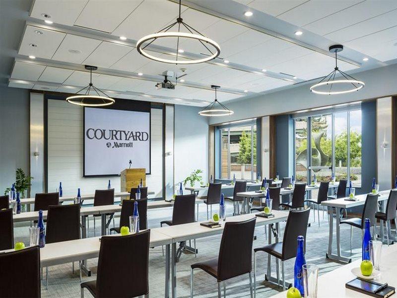 Courtyard Burlington Harbor Hotel Bagian luar foto