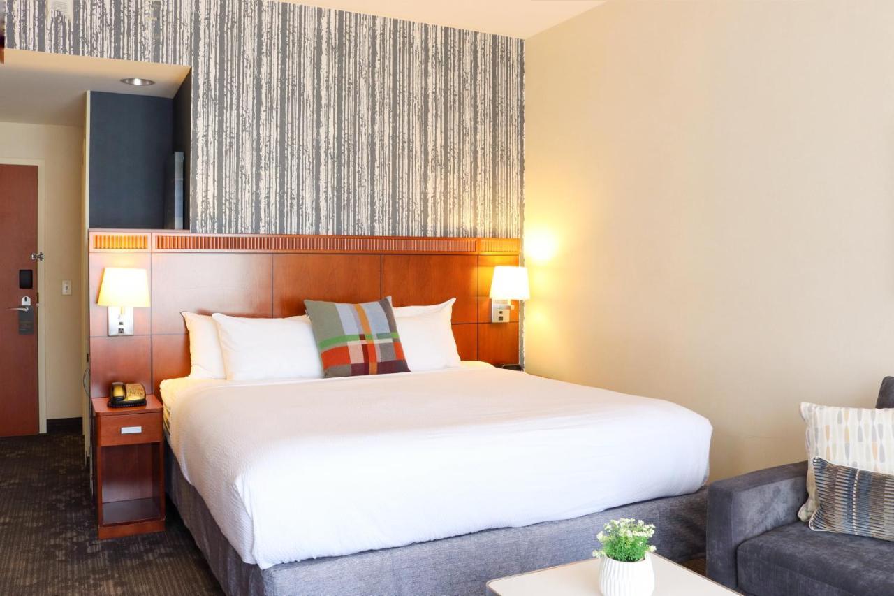 Courtyard Burlington Harbor Hotel Bagian luar foto