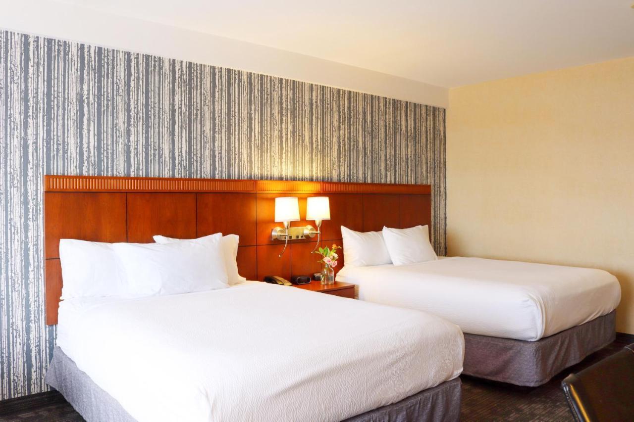 Courtyard Burlington Harbor Hotel Bagian luar foto