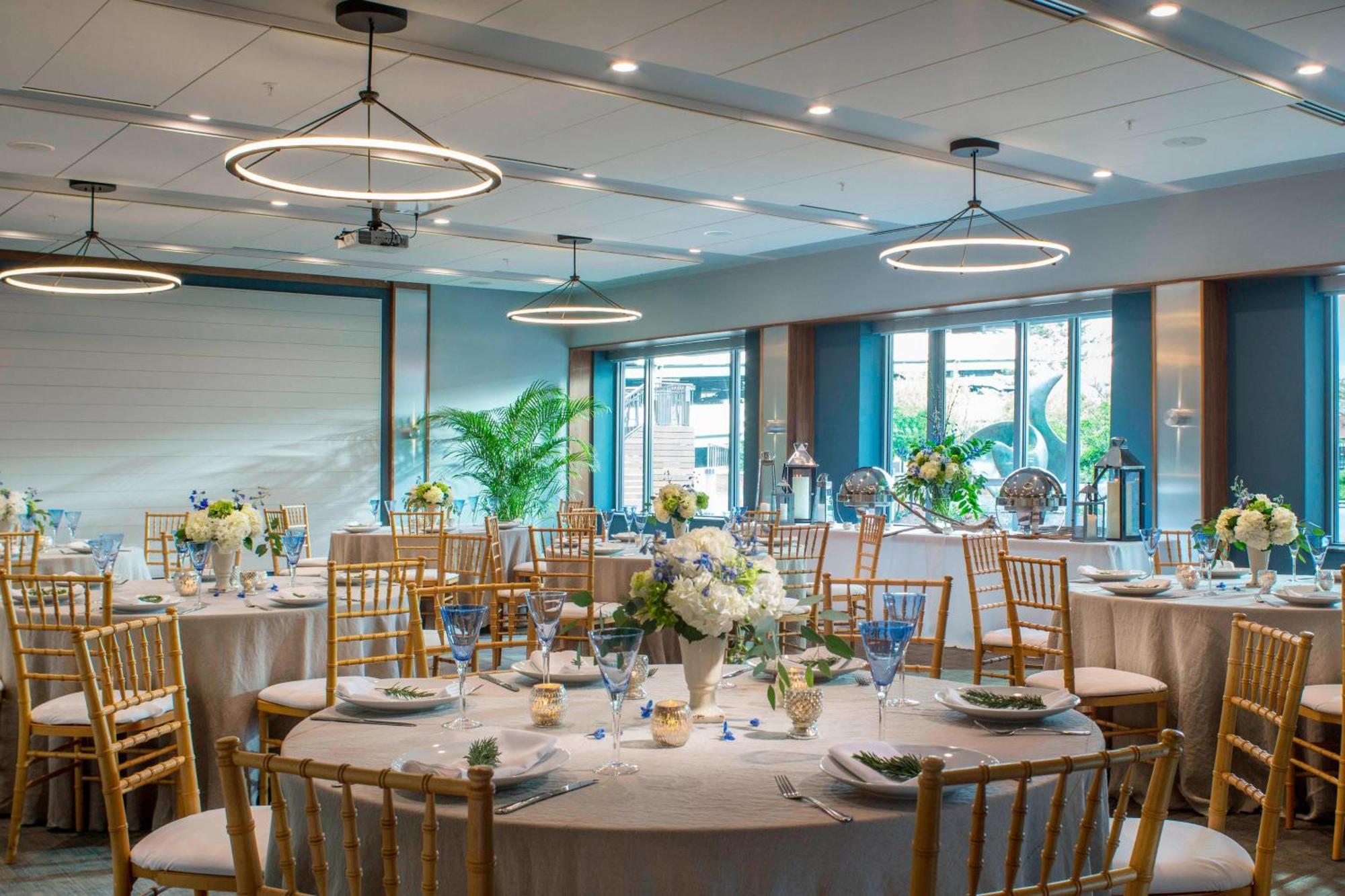 Courtyard Burlington Harbor Hotel Bagian luar foto
