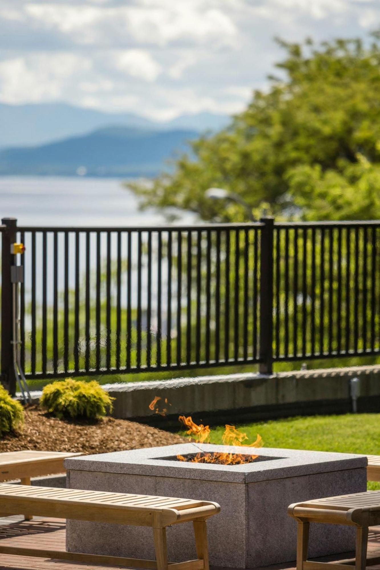 Courtyard Burlington Harbor Hotel Bagian luar foto
