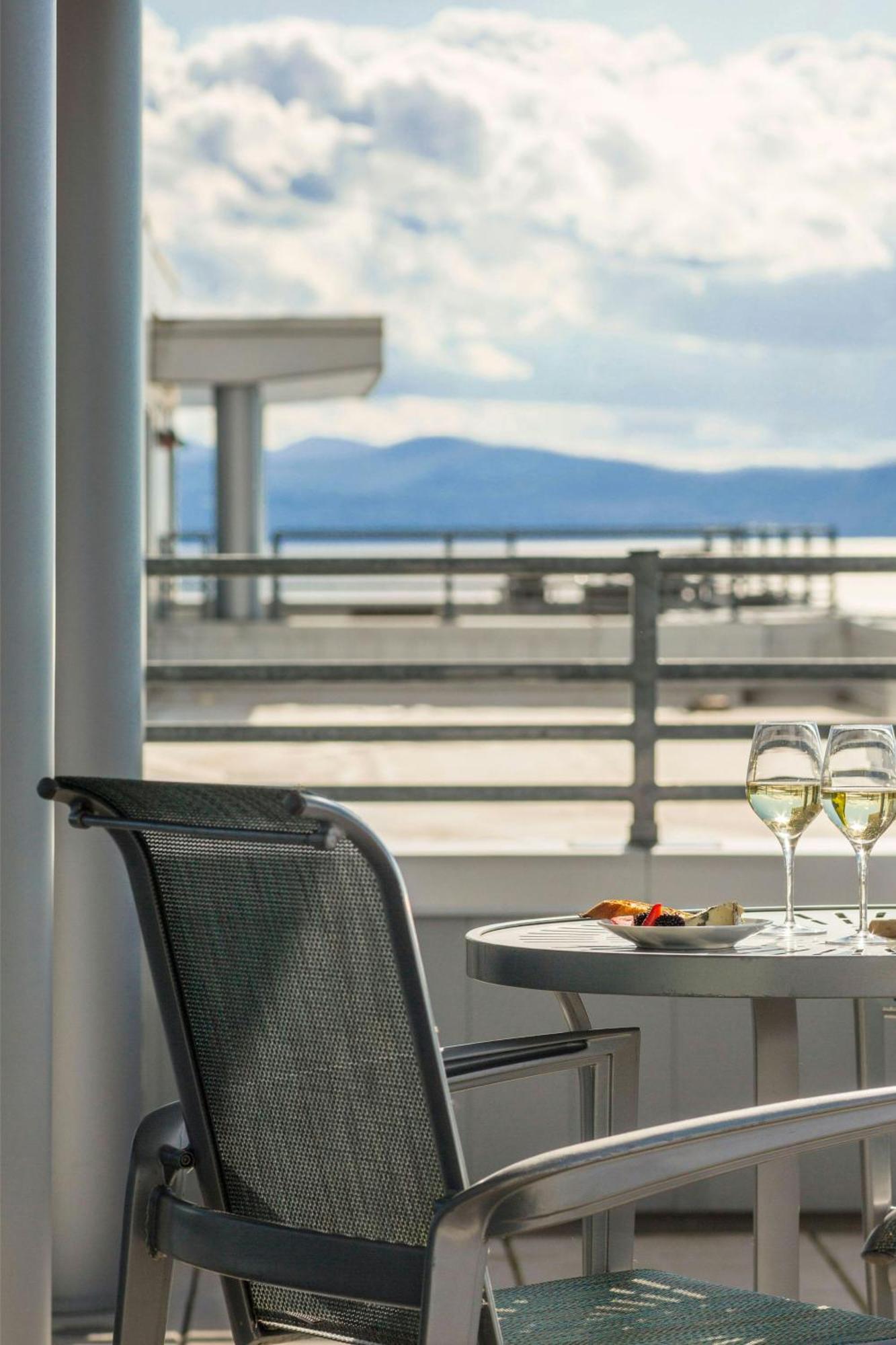 Courtyard Burlington Harbor Hotel Bagian luar foto