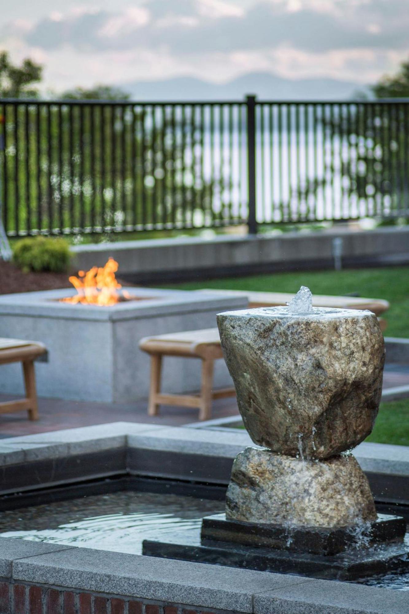Courtyard Burlington Harbor Hotel Bagian luar foto