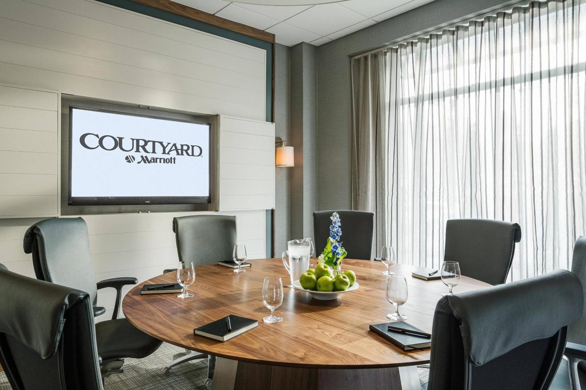 Courtyard Burlington Harbor Hotel Bagian luar foto