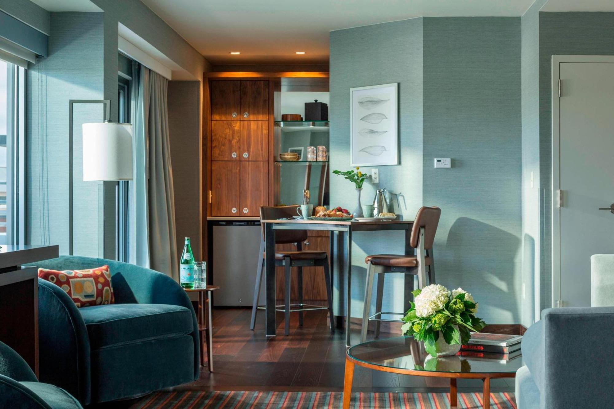 Courtyard Burlington Harbor Hotel Bagian luar foto