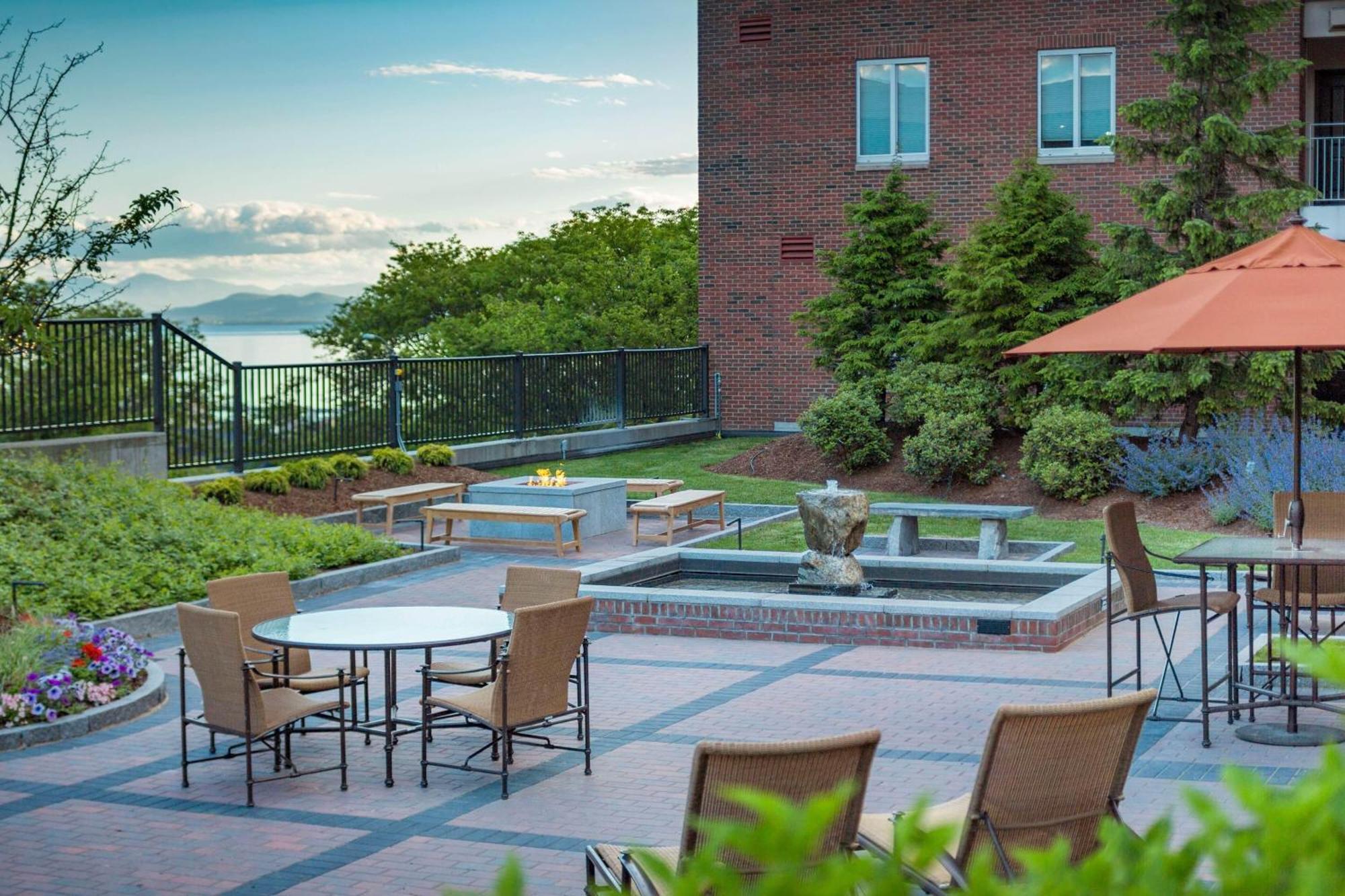 Courtyard Burlington Harbor Hotel Bagian luar foto
