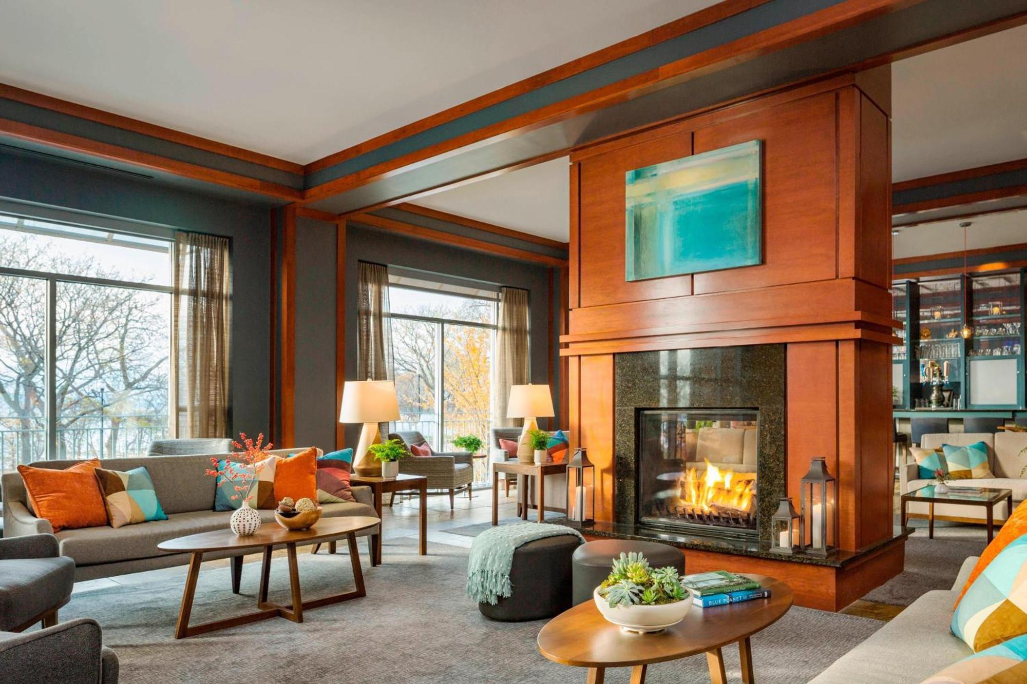 Courtyard Burlington Harbor Hotel Bagian luar foto