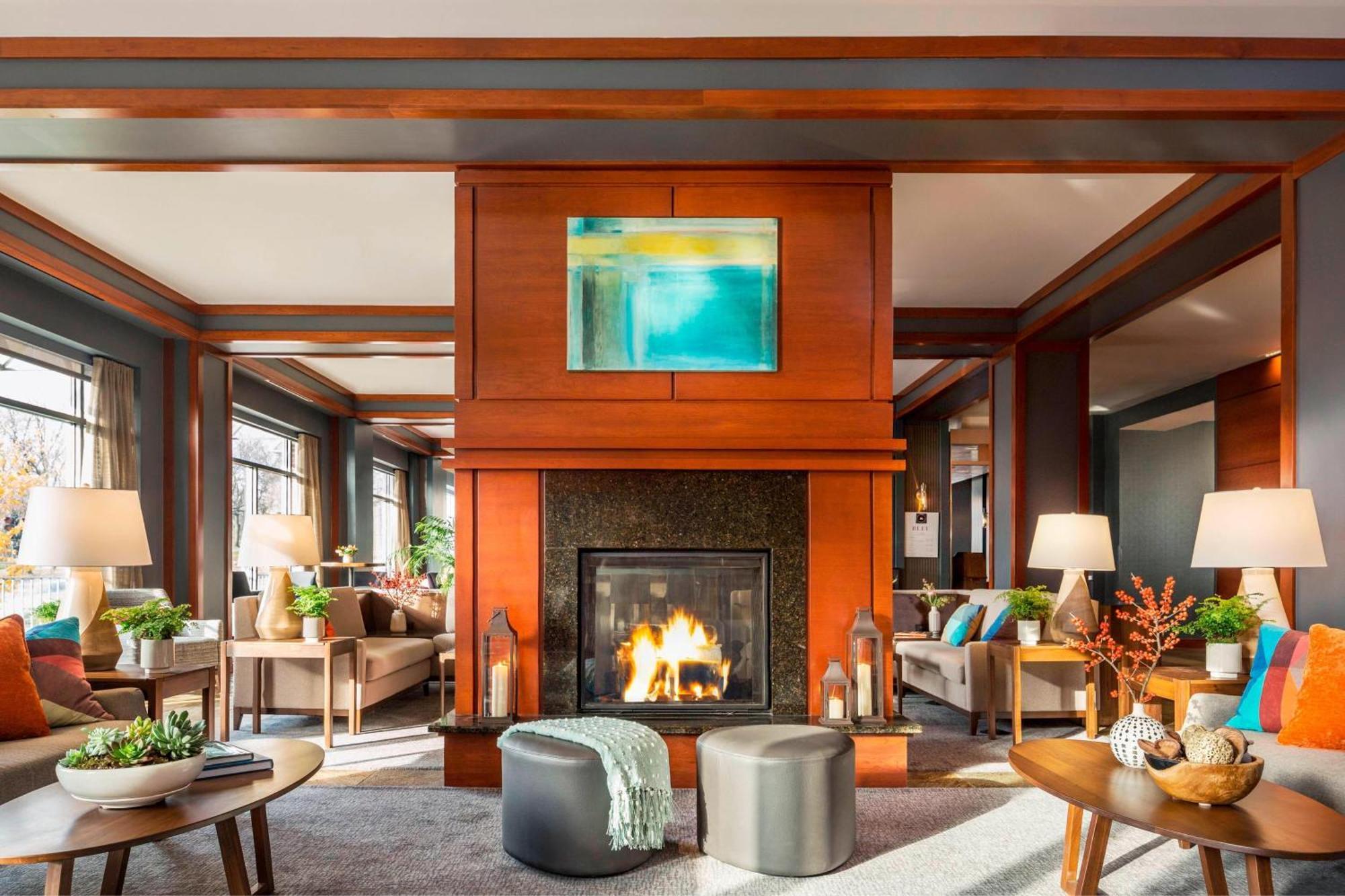 Courtyard Burlington Harbor Hotel Bagian luar foto