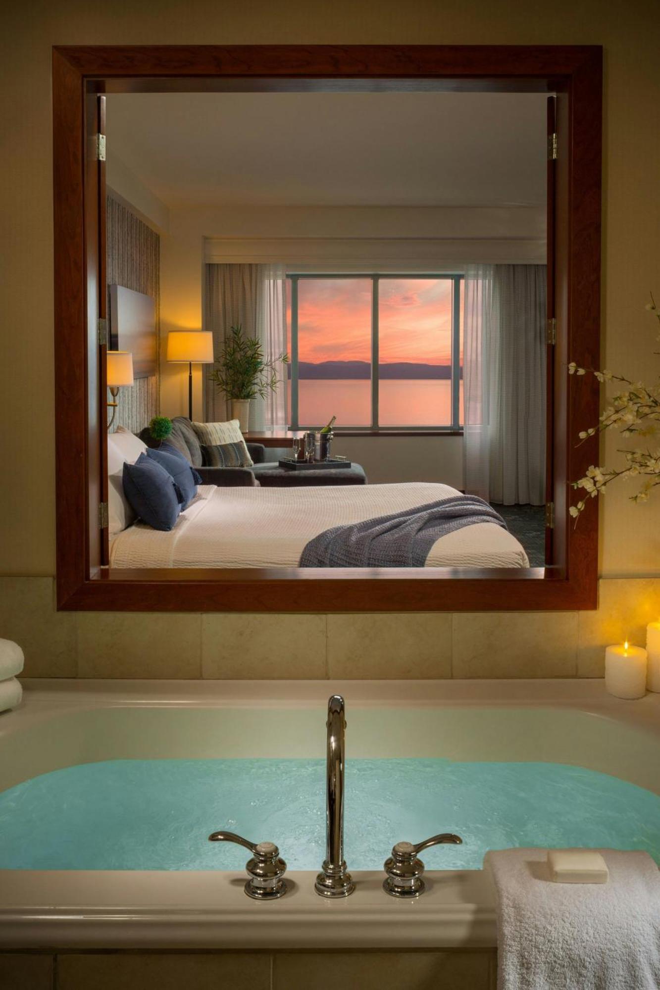 Courtyard Burlington Harbor Hotel Bagian luar foto