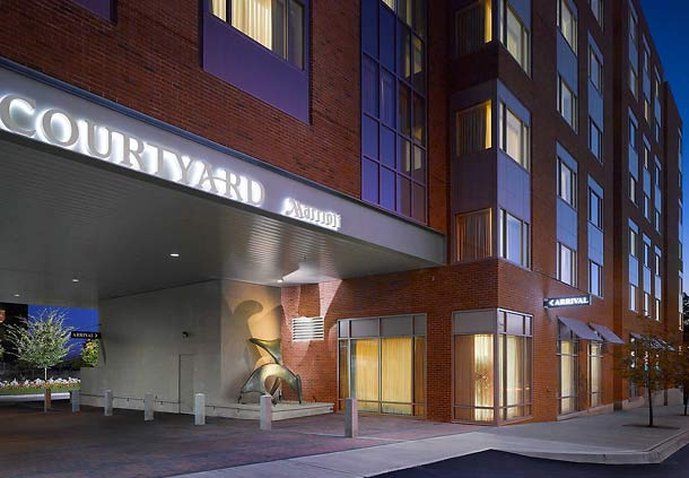 Courtyard Burlington Harbor Hotel Bagian luar foto