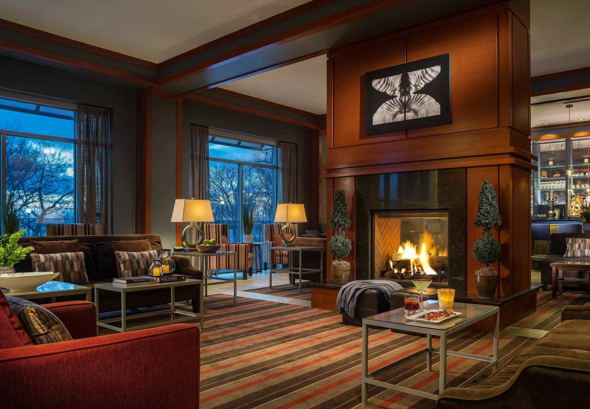 Courtyard Burlington Harbor Hotel Bagian luar foto