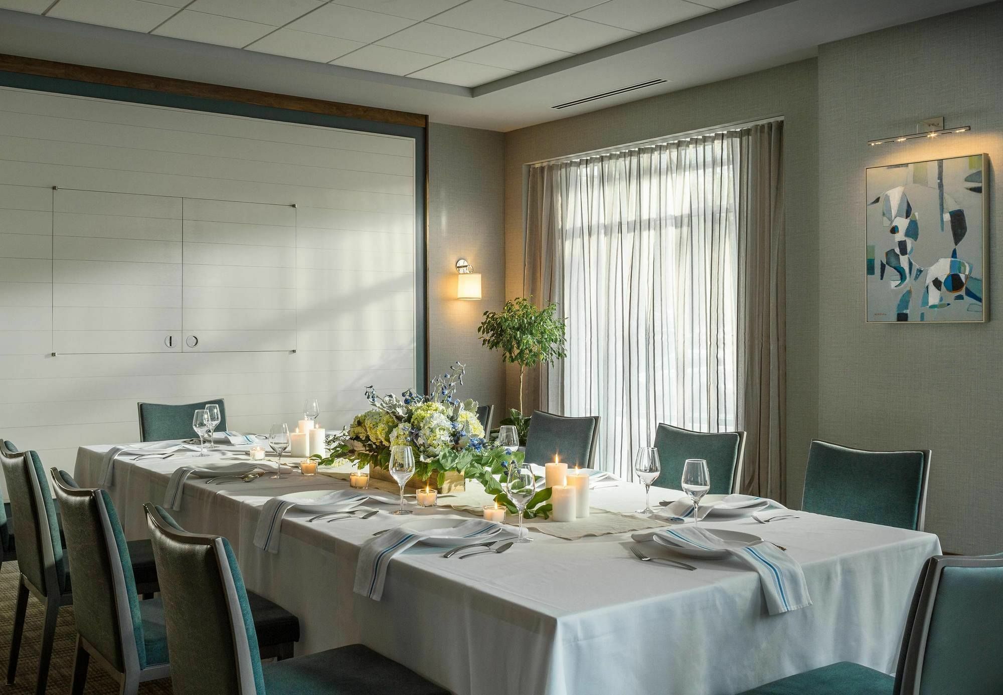 Courtyard Burlington Harbor Hotel Bagian luar foto