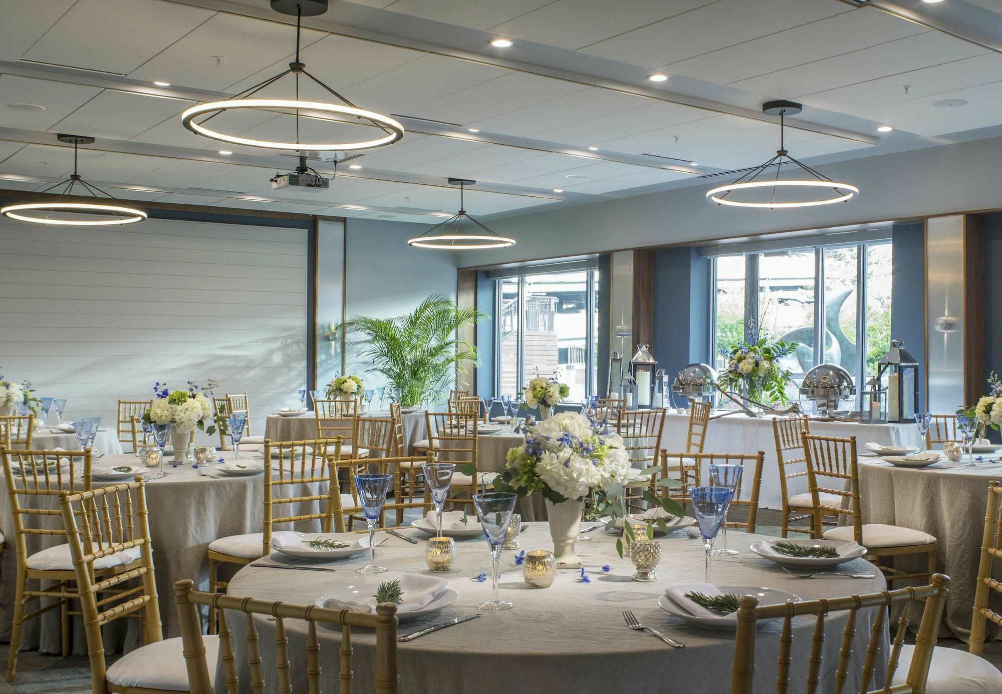 Courtyard Burlington Harbor Hotel Bagian luar foto